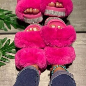 WORN ONCE!!!! Like new faux fur Slip on Sandals 💗